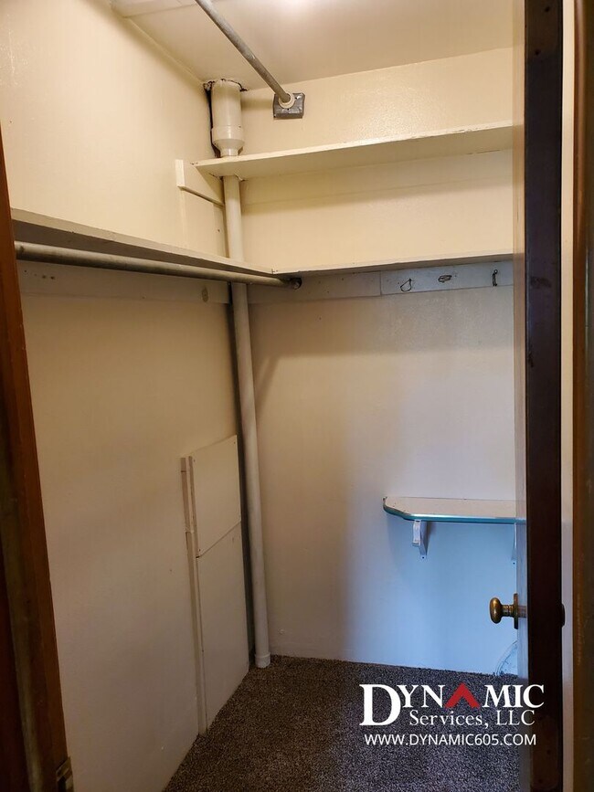 Building Photo - Upper Level 1BD/1BA Apartment - Tenant Pay...