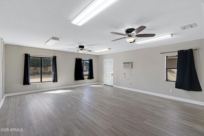 Building Photo - 110 W Del Rio Dr