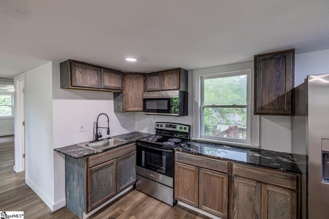 Building Photo - 611 Hunters Ct