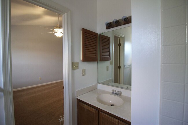 Building Photo - 2 Bedroom 2 Bath Townhome