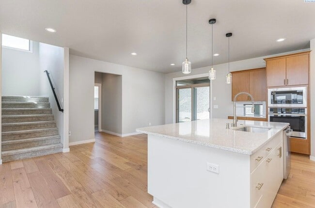 Building Photo - Luxury 4 Bedroom Home in Southridge w/4 ca...