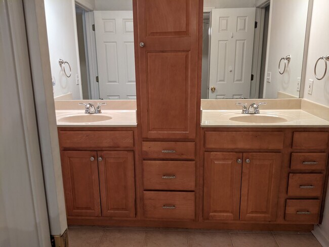 Building Photo - 2414 Manal Way