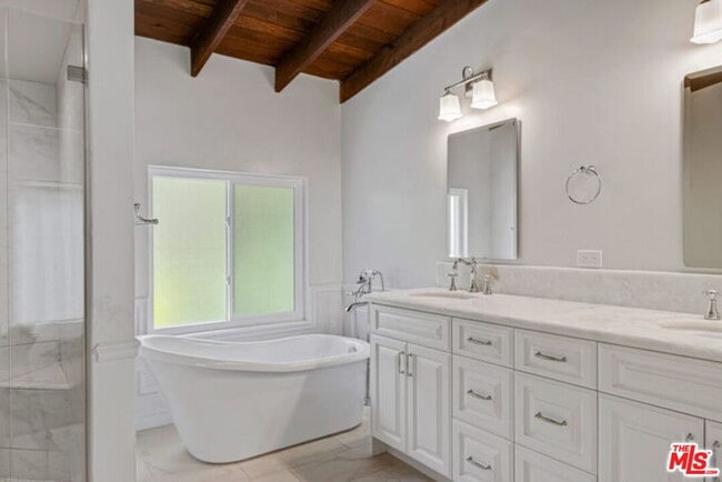 Building Photo - 1175 Las Pulgas Pl