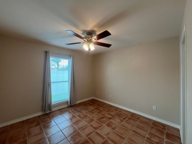 Building Photo - TWO BEDROOM ONE BATH APARTMENT