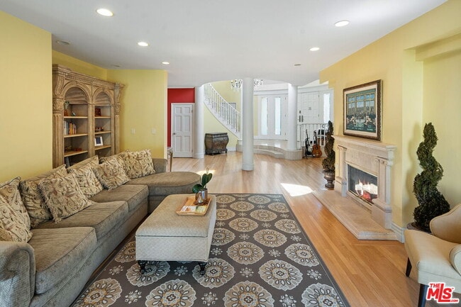 Building Photo - 2202 San Vicente Blvd