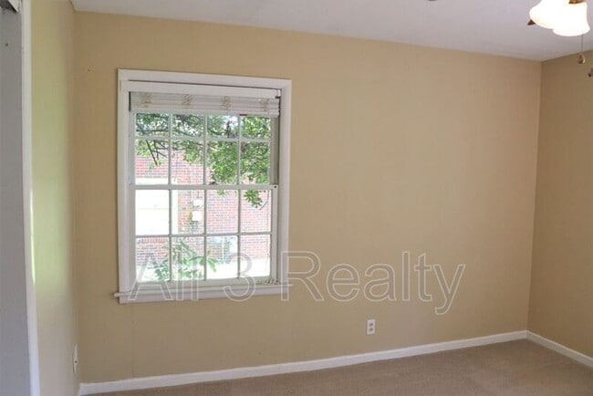 Building Photo - 919 Green Ridge Rd