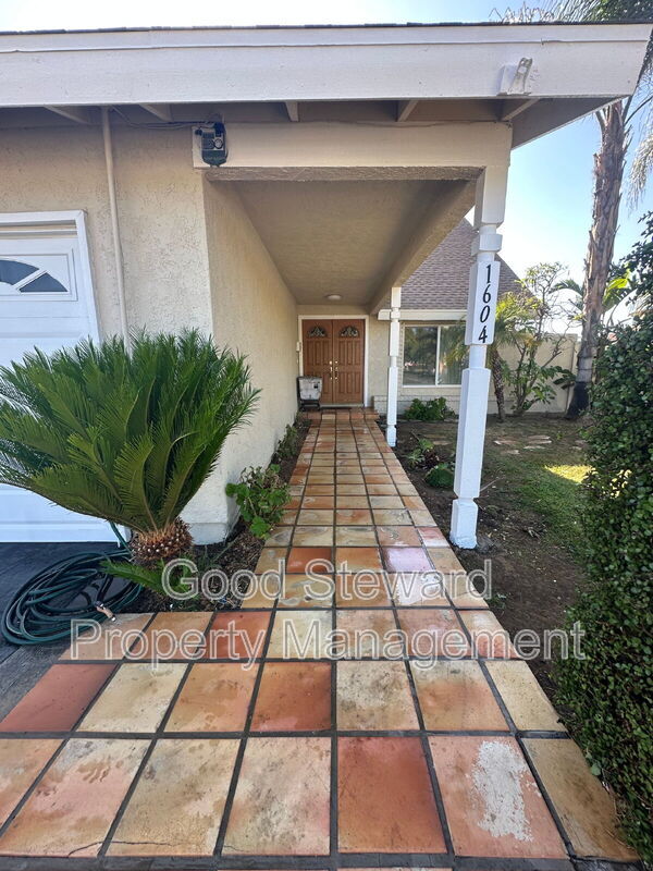 Building Photo - 1604 Avenida Del Vista