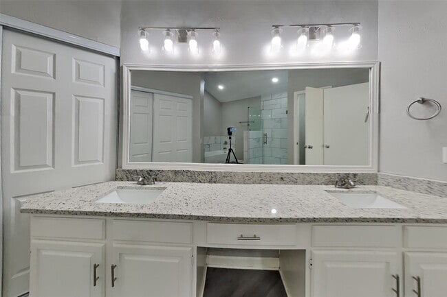 Building Photo - 8607 Pines Pl Dr