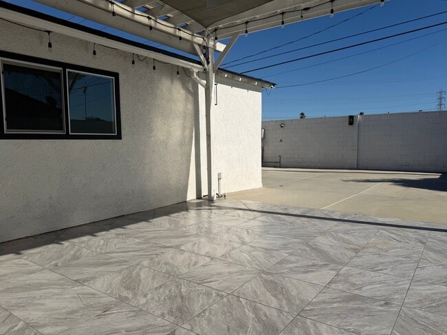 Building Photo - 2516 Fernley Dr