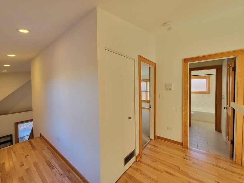 2nd floor hallway/laundry area - 2648 N Greenview Ave