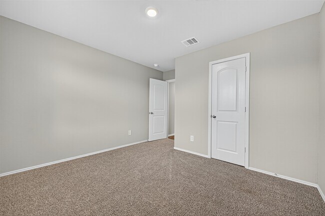 Building Photo - 40320 Hilltop Pr Dr
