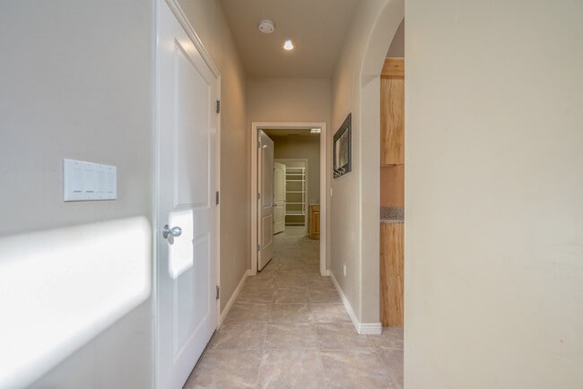Building Photo - Beautiful St. George Home - Community Pool...