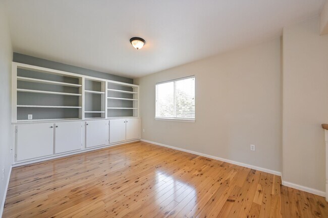 Building Photo - Spacious 4 Bed/ 3.5 Bath Home with Finishe...