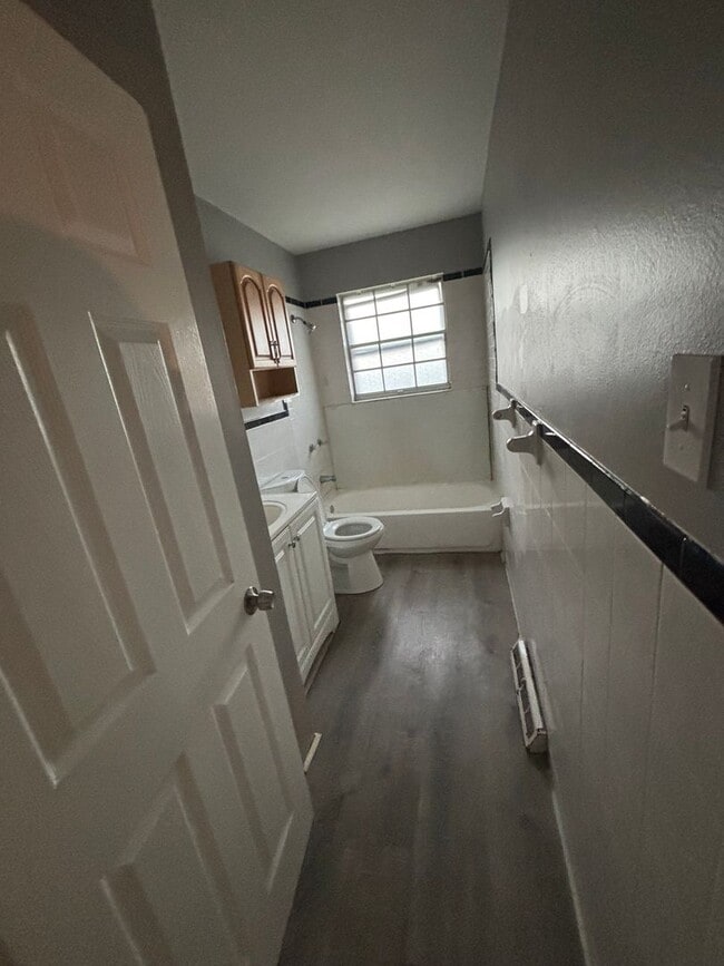 Building Photo - Spacious 4 Bedroom/ 2 Bath Home for Rent !