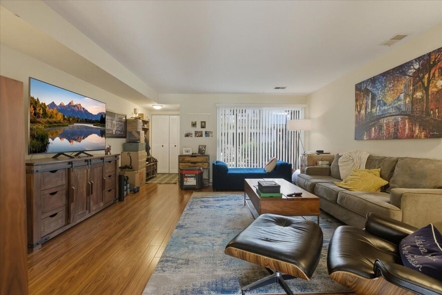 Building Photo - 1631 W Belle Plaine Ave