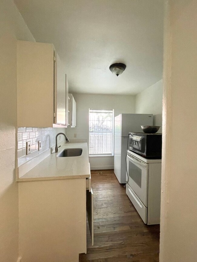 Building Photo - Cedar Crest Home 2 Bed, 1 Bath with Studio...