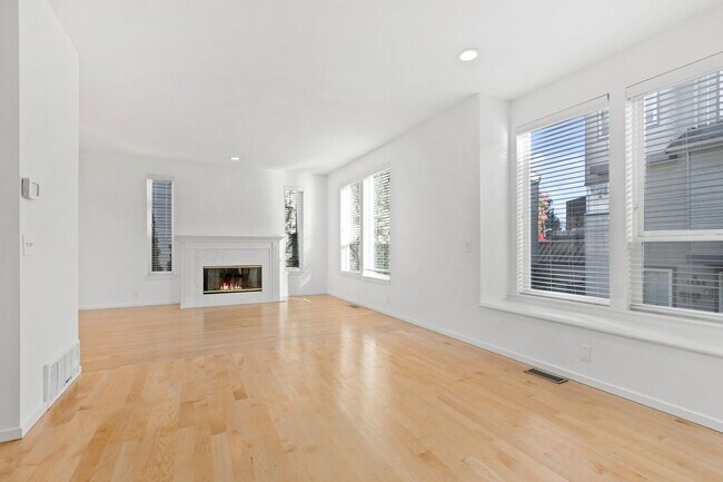 Building Photo - 3Bd/3Ba Seattle Townhome