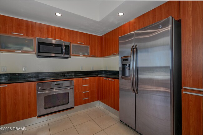 Building Photo - 231 Riverside Dr