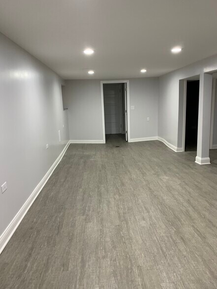 Building Photo - 8109 S Dorchester Ave
