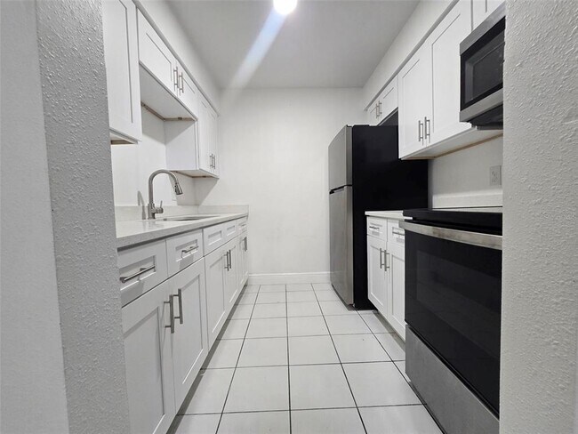 Building Photo - 9009 Tudor Dr