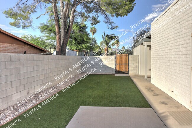Building Photo - 7632 E Sabino Vista Dr