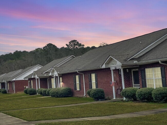 Building Photo - Single Level Home************Beautiful 1 Bedroom Villa************Brick Building