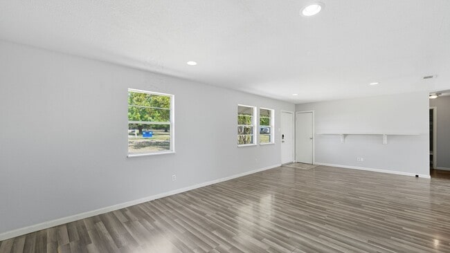 Building Photo - 200 Valley Acres Dr