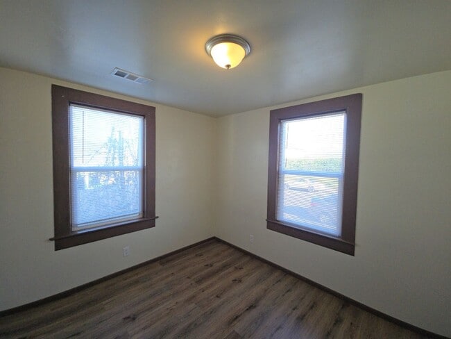 Building Photo - 3BR Eureka home offers remodeled interior, large yard and outbuildings!