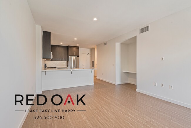 Building Photo - Stunning One Bedroom with Central Heat and...