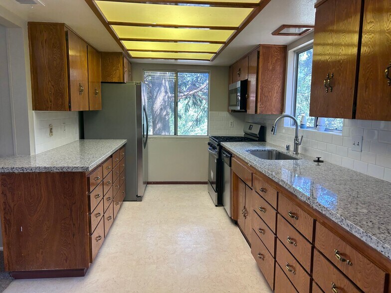 Building Photo - 398 Dunant Dr
