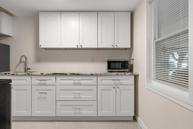 Building Photo - BEAUTIFULLY UPDATED 1 BEDROOM, 1 BATHROOM FIRST FLOOR CONDO LOCATED IN THE HIGHLY SOUGHT AFTER DO...