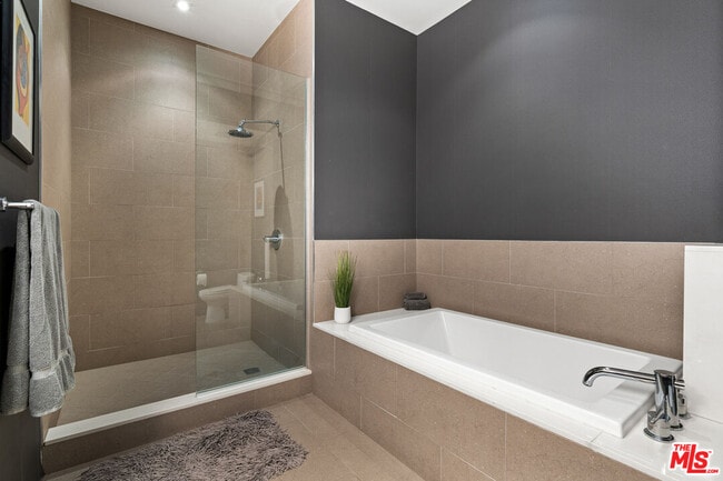 Building Photo - 1250 N Harper Ave