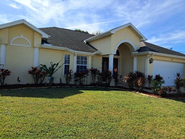 Building Photo - 242 SW Amesbury Ave