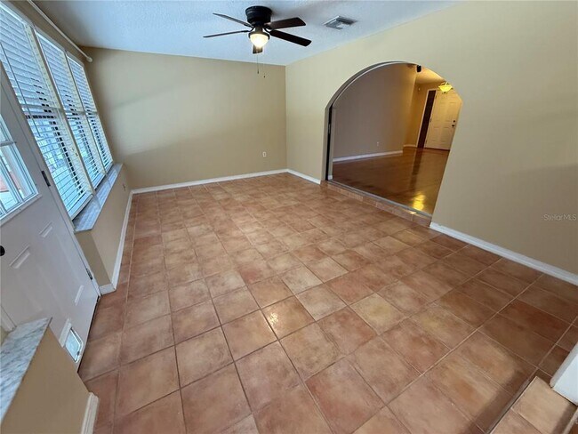 Building Photo - 525 Lakeview Dr