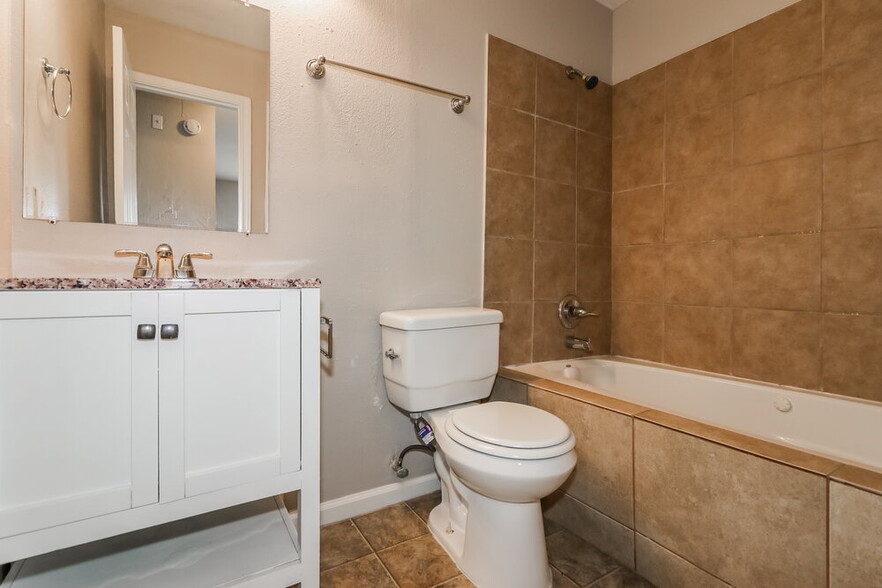 Building Photo - 7423 Village Lake Dr
