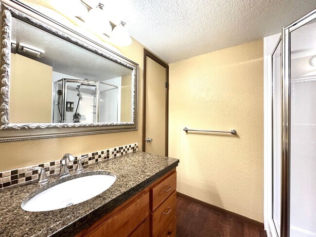 Building Photo - 2bd/2ba Kirkland Condo