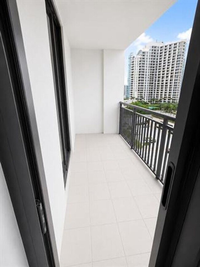 Building Photo - 540 Brickell Key Dr