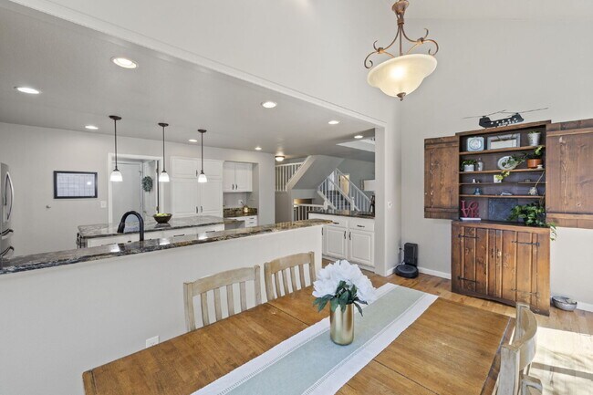 Building Photo - Spacious 6-Bedroom Broadmoor Rental with M...