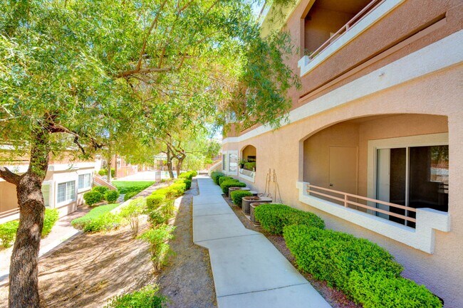 Building Photo - Beautiful 2BR / 2BA Renovated / Modern Condo In A Gated Complex.