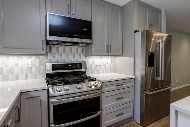 Building Photo - 4 Bed / 2 Bath Updated Redwood City Home w...