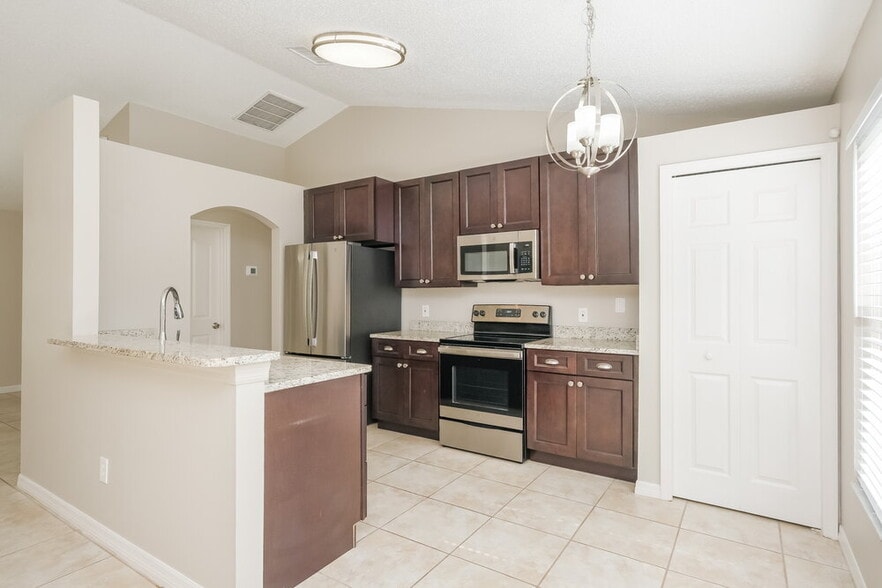 Building Photo - 5616 Brookdale Way