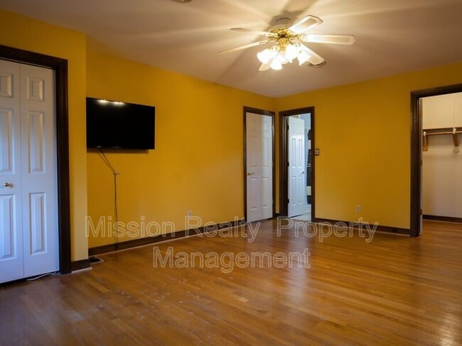 Building Photo - 4266 Roundhill Dr