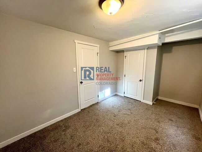 Building Photo - 324 Davie Dr