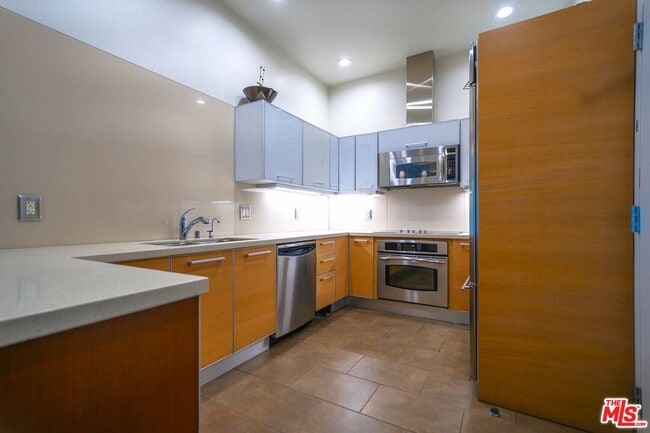 Building Photo - 801 S Grand Ave