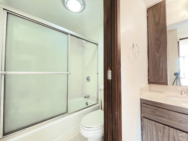 Building Photo - Downtown Waikiki 1/1 with Central A/C.  Re...