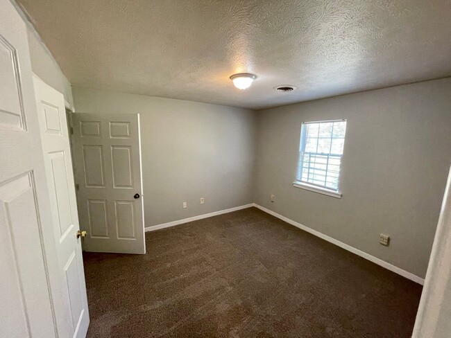 Building Photo - 2 bed 1.5 bath town home available in NE J...