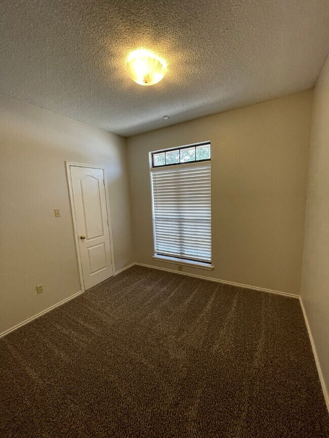 Building Photo - Beautiful 3 bedroom 2 bath Home