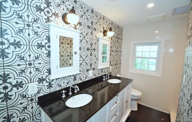 Building Photo - 13 Flower Hill Pl