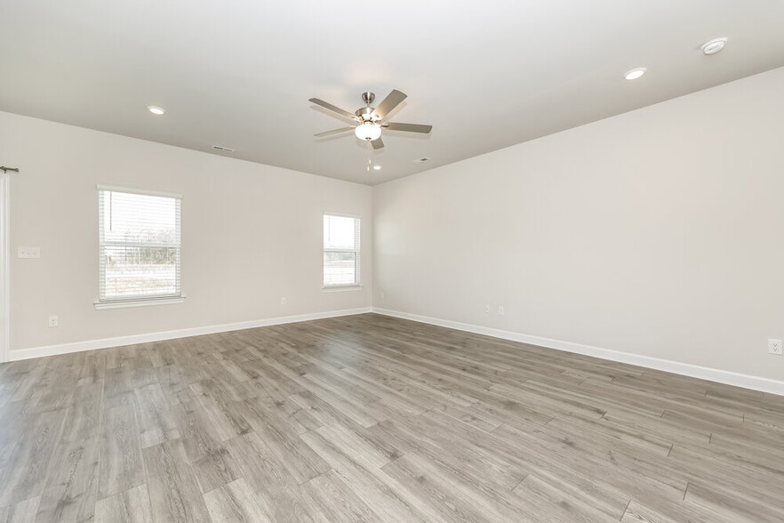 Building Photo - 3325 Quintana Dr