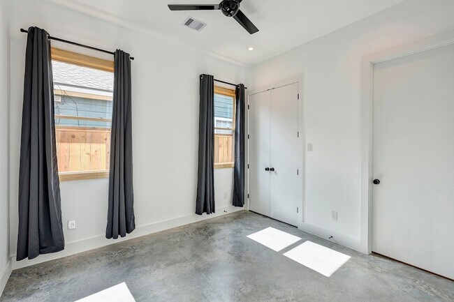 Building Photo - 907 Kern St